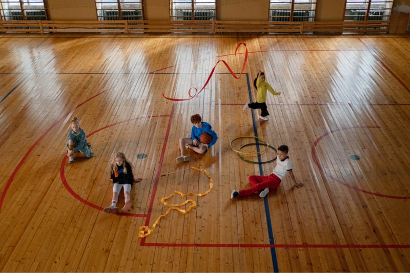 chicos-en-clase-de-educacion-fisica