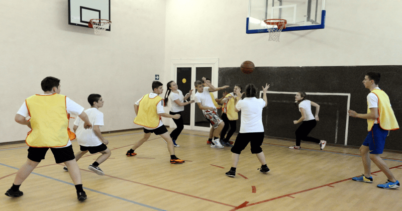 chicos-jugando-al-basquetbol