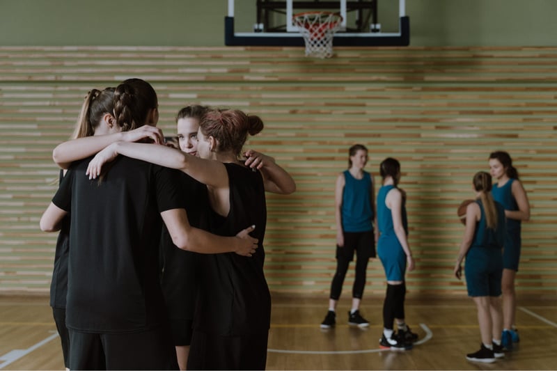 jovenes-practicando-basquetbol