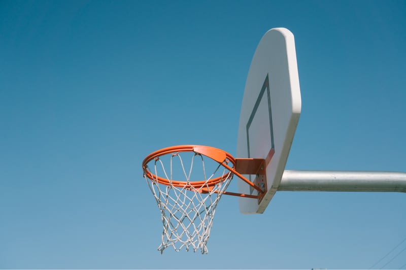 jugar basquetbol